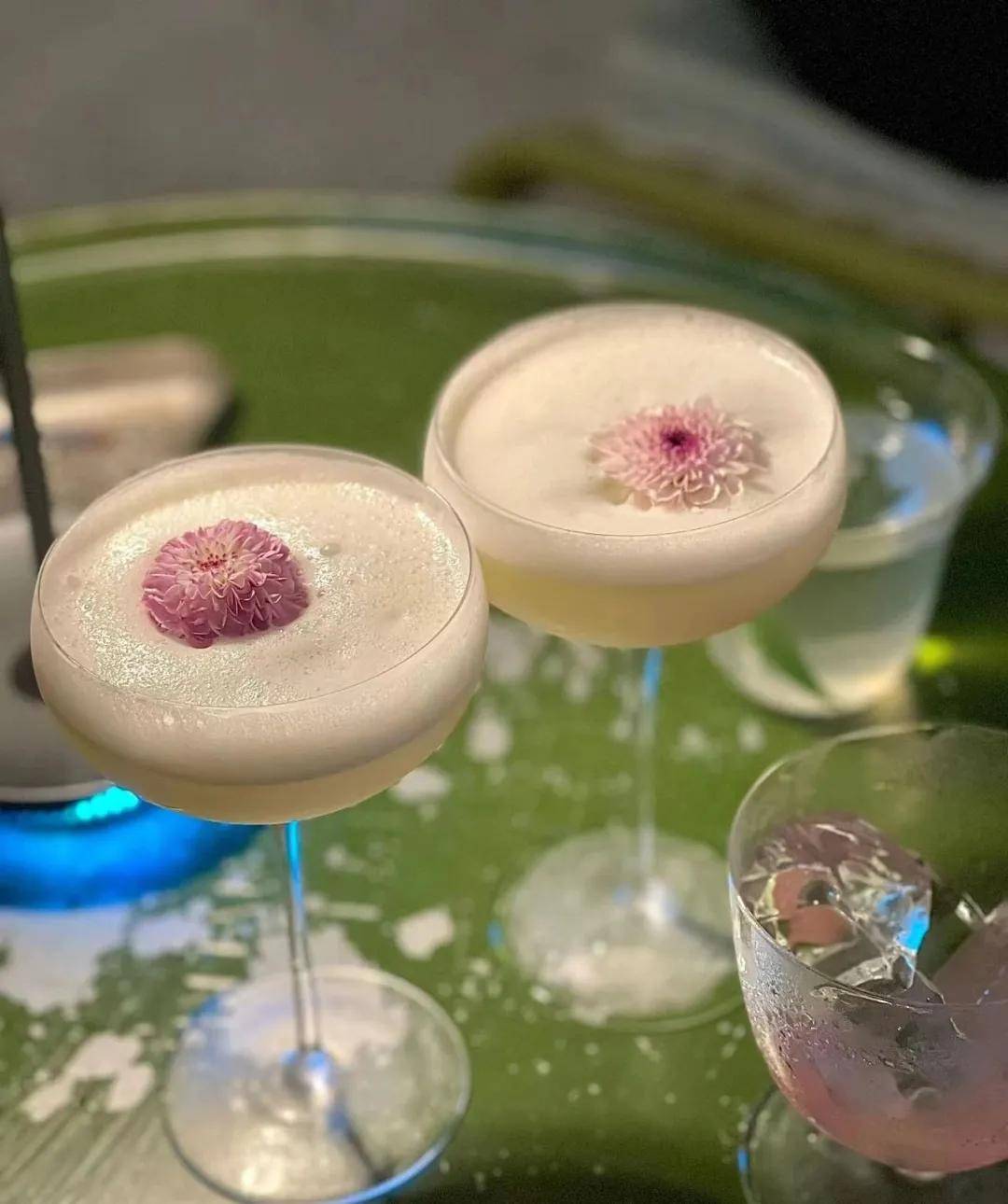 年轻人偏爱“微醺” 似酒非酒的无酒精饮料正引领即饮新风尚